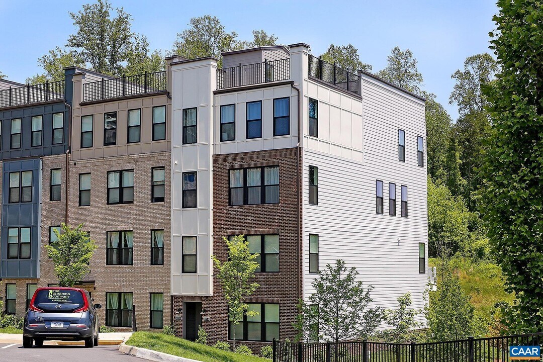 825 Wesley Ln in Charlottesville, VA - Building Photo