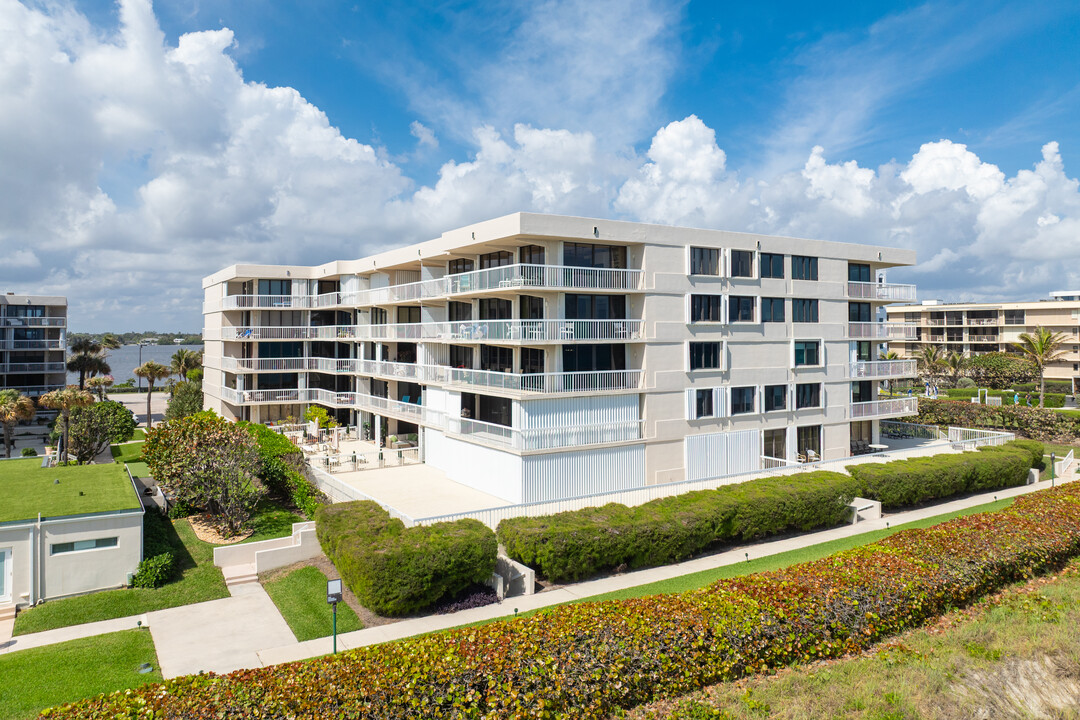 The Dorchester of Palm Beach in Palm Beach, FL - Building Photo