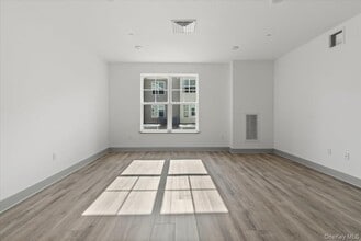 75 Forester Ave in Warwick, NY - Building Photo - Building Photo