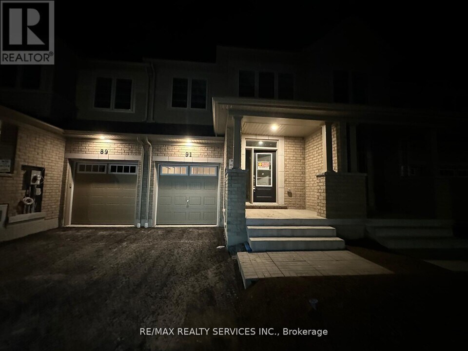 93 Air Dancer Cres in Oshawa, ON - Building Photo