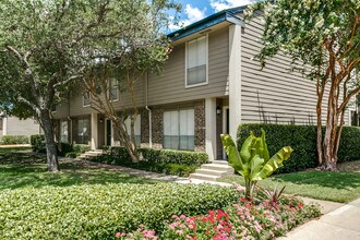 The Village Hill in Dallas, TX - Building Photo - Building Photo
