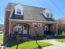 122 E Main St in Lebanon, VA - Building Photo