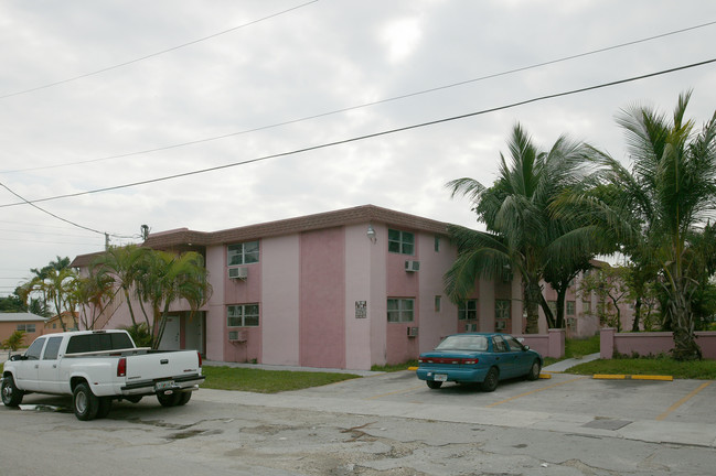 2390 W 12th Ave in Hialeah, FL - Foto de edificio - Building Photo