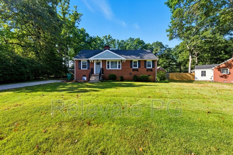 8803 Weldon Dr in Richmond, VA - Foto de edificio