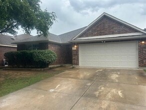 1233 Brownford Dr in Burleson, TX - Building Photo - Building Photo