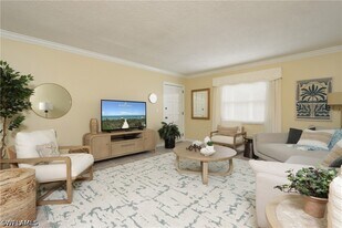 940 3rd St S in Naples, FL - Building Photo