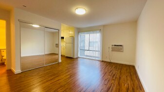 7044 Hawthorn Ave in Los Angeles, CA - Building Photo