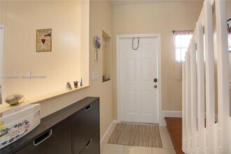 9009 NW 54th St in Sunrise, FL - Foto de edificio - Building Photo