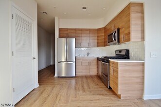 156 Avenue F, Unit 306 in Bayonne, NJ - Building Photo - Building Photo