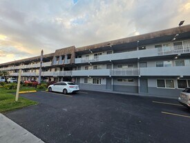 11005 SW 1st St in Miami, FL - Building Photo