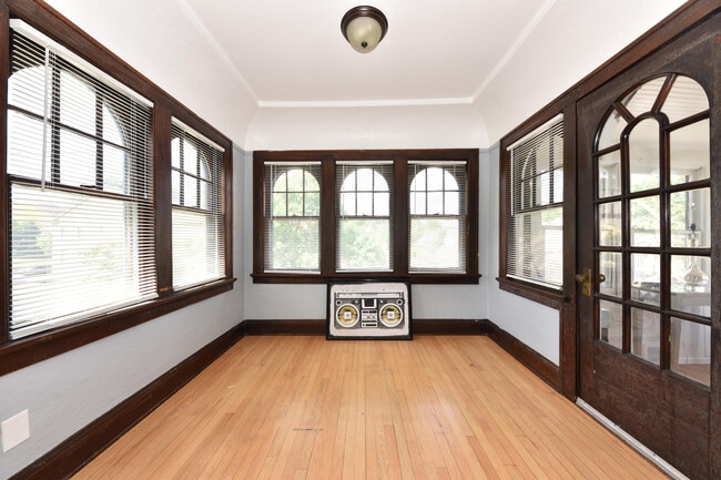 property at 423 W Vine St