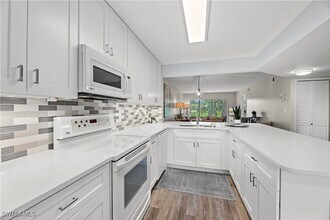 1055 Forest Lakes Dr in Naples, FL - Building Photo - Building Photo