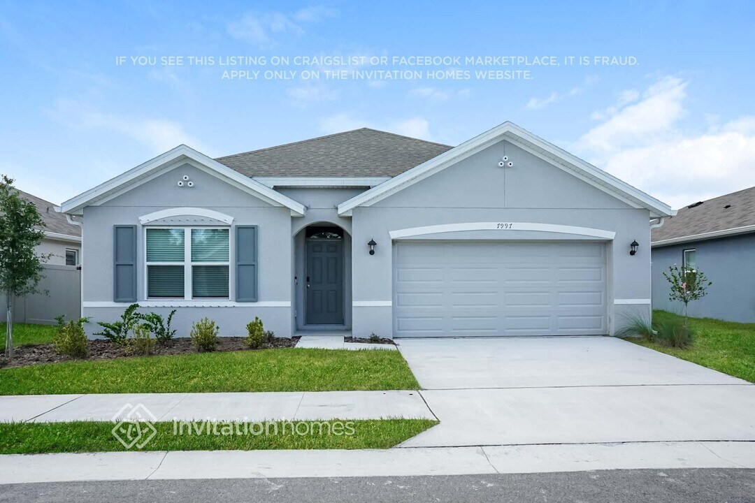 7997 Majestic Palms Ct in Venice, FL - Building Photo