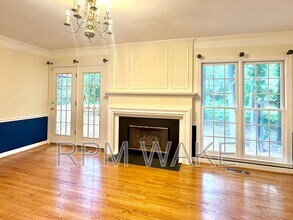 106 Oak Spring Ct in Chapel Hill, NC - Building Photo - Building Photo