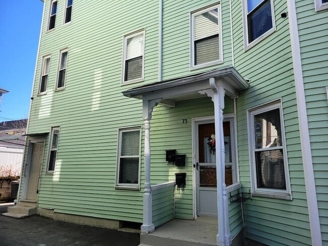 73 1/2 Esther St, Unit 3 in Worcester, MA - Building Photo - Building Photo