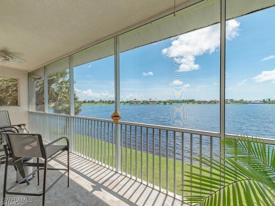 25073 Peacock Ln in Naples, FL - Foto de edificio