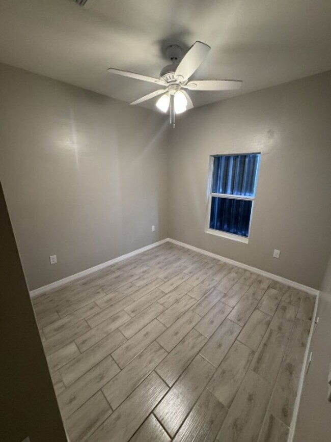 402 NE 24th Pl in Cape Coral, FL - Building Photo - Building Photo