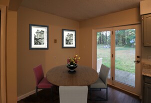 2 Waldron Ln in Saratoga Springs, NY - Building Photo