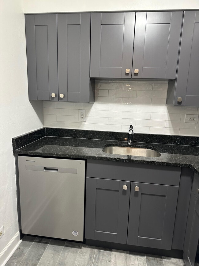 3825 N Pine Grove Ave, Unit ONE BEDROOM - UNIT 311 in Chicago, IL - Foto de edificio - Building Photo