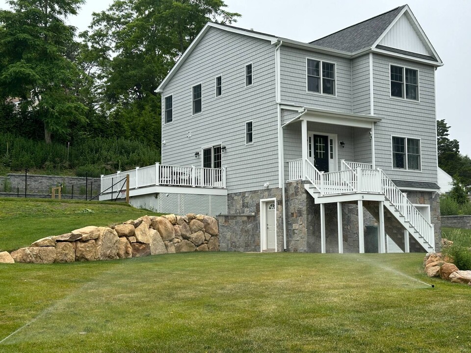 15 S Beach Rd in Southampton, NY - Building Photo