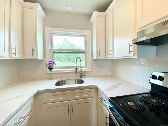 208 Point Beach Dr in Milford, CT - Foto de edificio - Building Photo