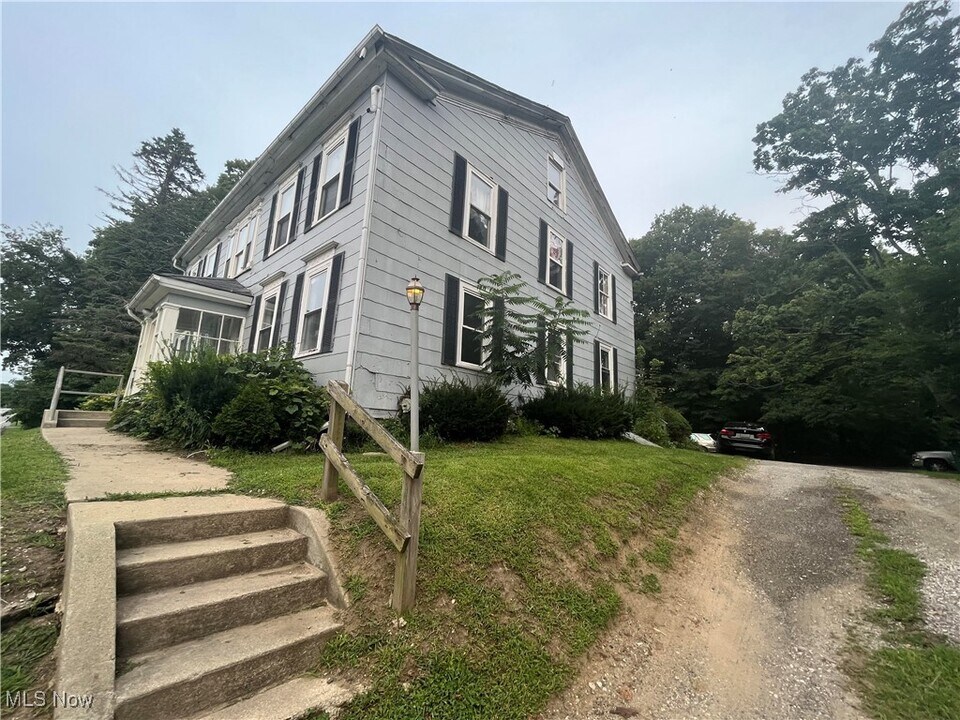 5466 S Ridge Rd in Madison, OH - Building Photo