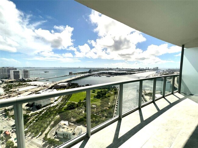 888 Biscayne Blvd in Miami, FL - Building Photo - Building Photo