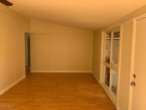 5609 Evergreen Ave in Las Vegas, NV - Foto de edificio - Building Photo