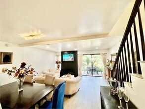 5720 Owensmouth Ave in Los Angeles, CA - Building Photo - Building Photo