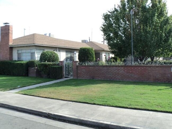 3452-3458 E Clinton Ave in Fresno, CA - Building Photo - Building Photo