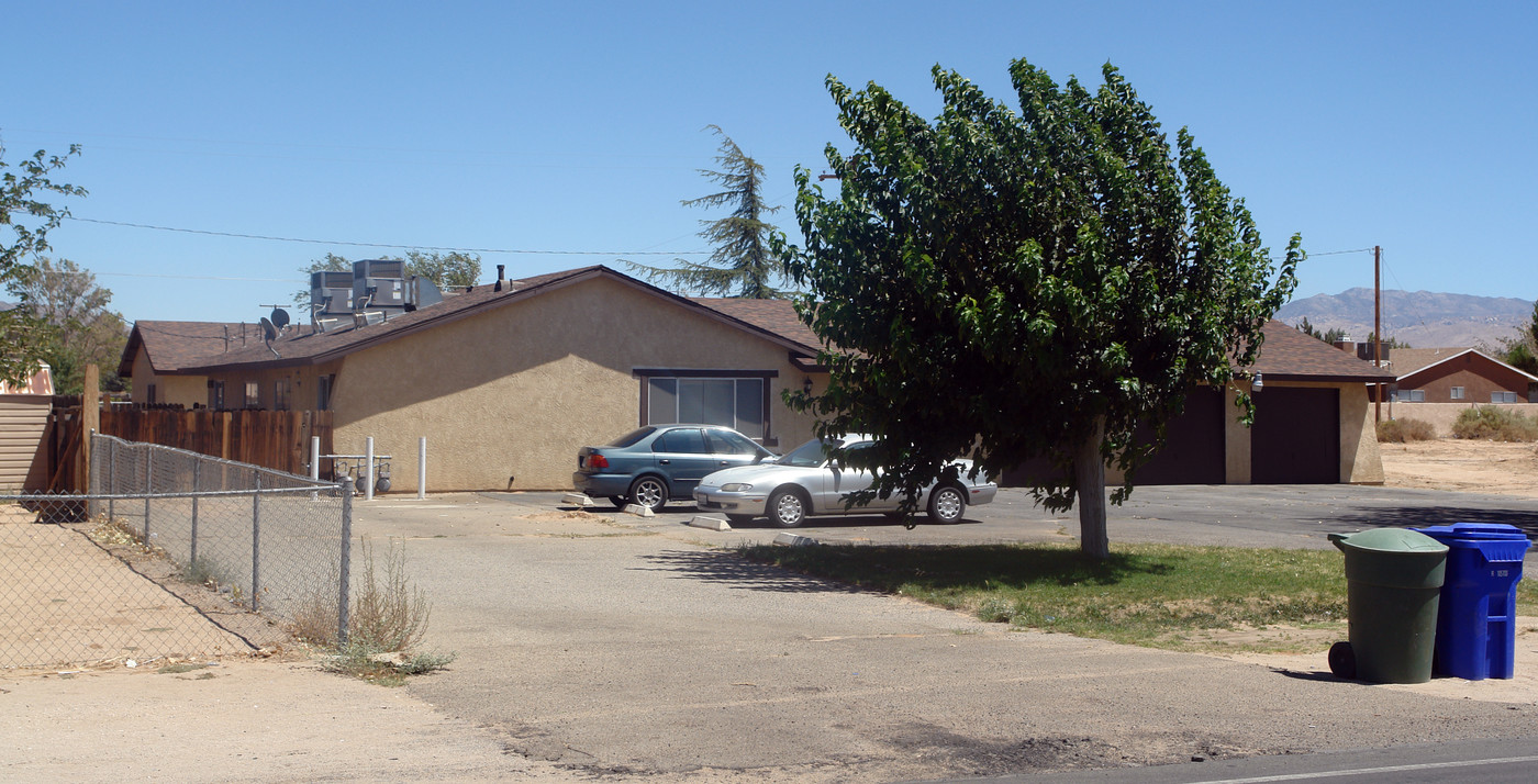 13191 Kiowa Rd in Apple Valley, CA - Building Photo