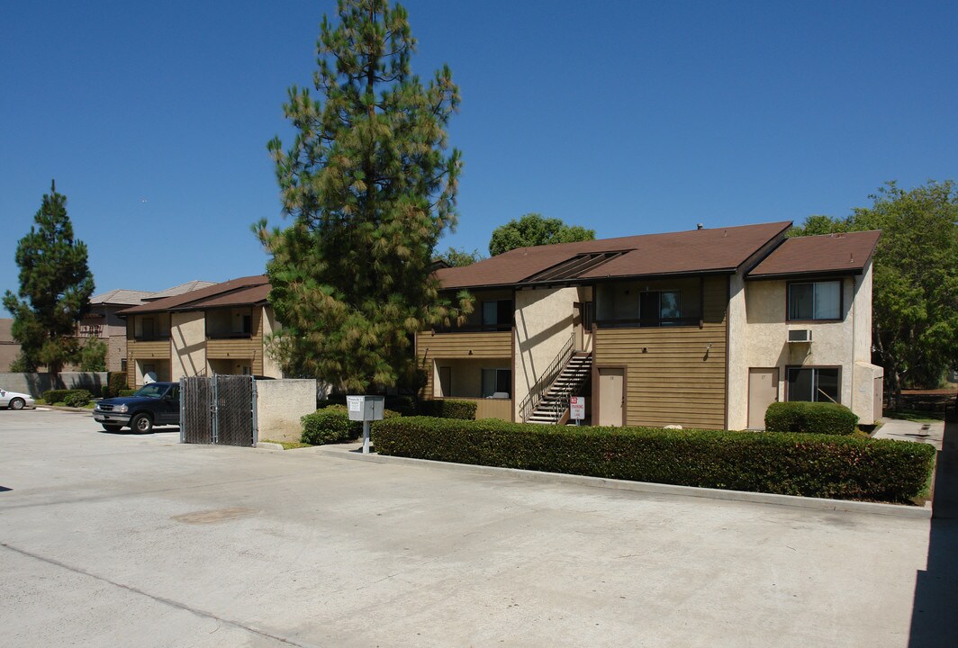 Broadway Villas in El Cajon, CA - Foto de edificio