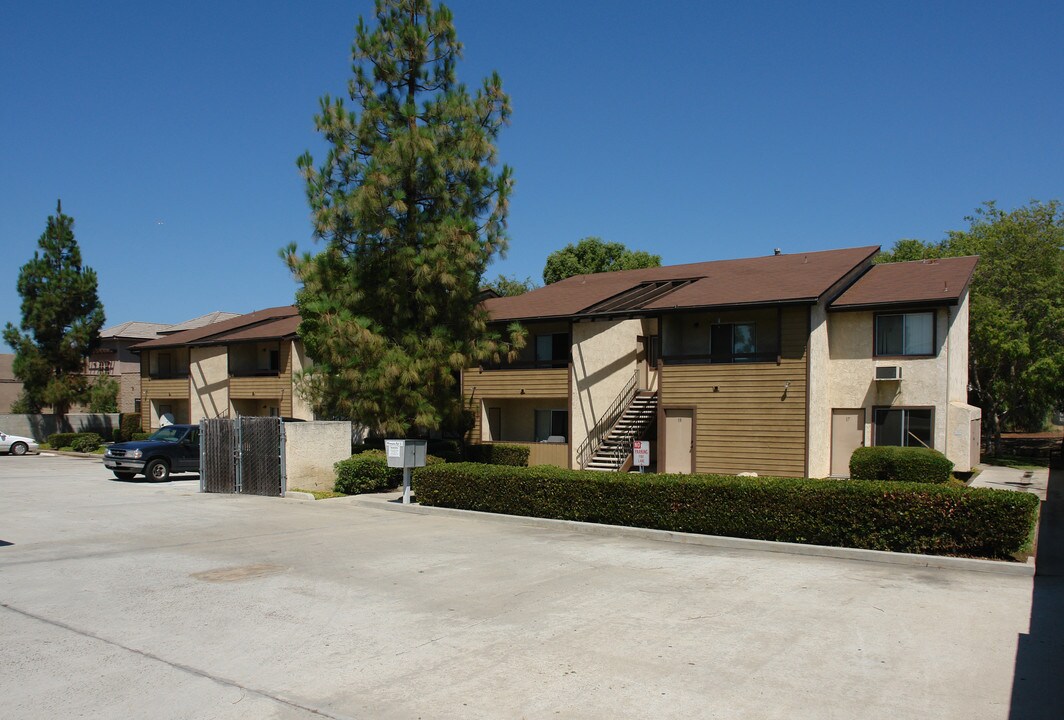 Broadway Villas in El Cajon, CA - Building Photo