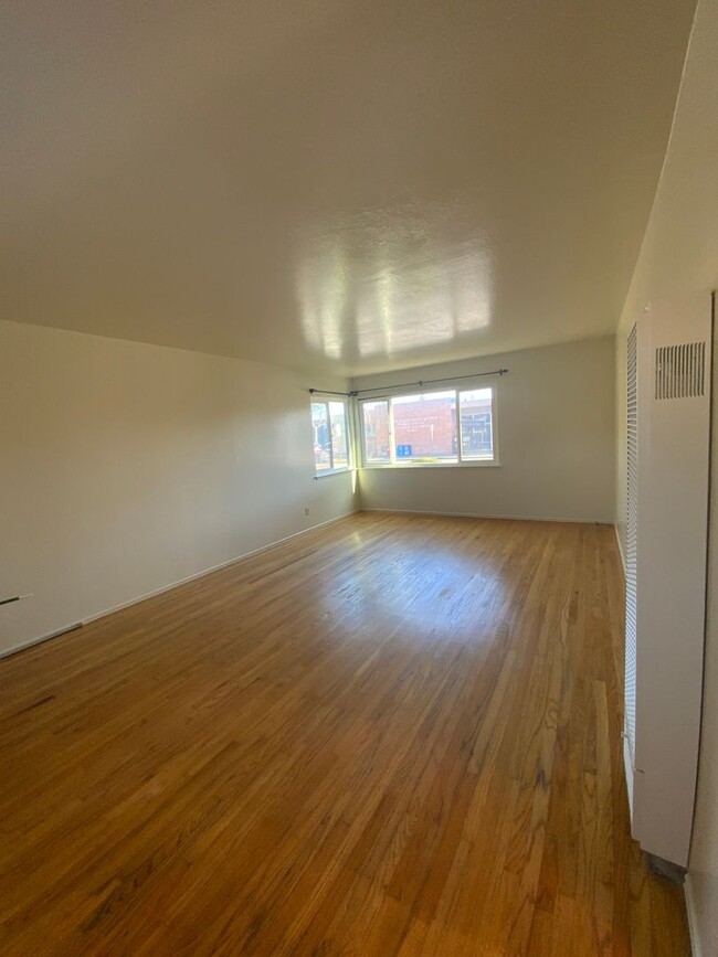 670 Oak Grove Ave in Menlo Park, CA - Building Photo - Building Photo