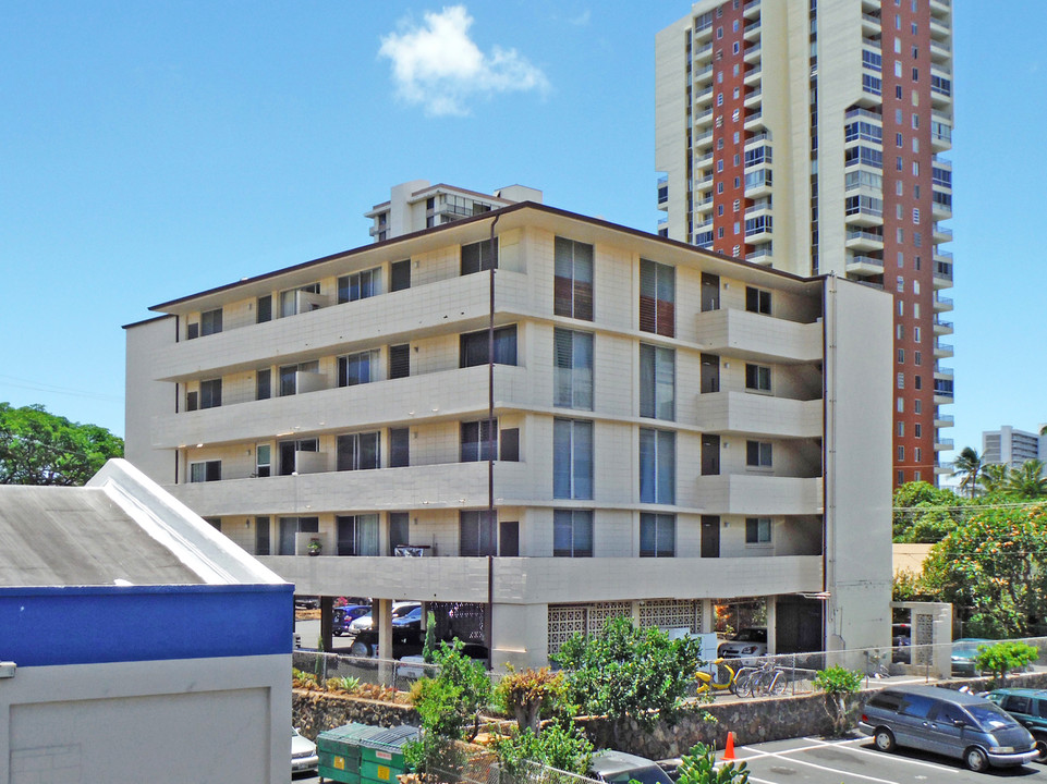 Moiliili Gardens in Honolulu, HI - Building Photo