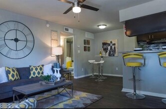 2400 S Loop W, Unit 1-1501 in Houston, TX - Building Photo - Building Photo