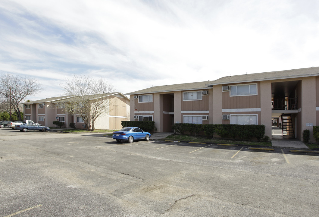 Robin's Nest Apartments in San Antonio, TX - Building Photo