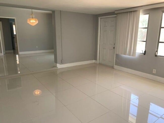 531 NW 38th St in Oakland Park, FL - Building Photo - Building Photo