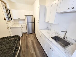 2212 E 70th St in Chicago, IL - Building Photo - Building Photo