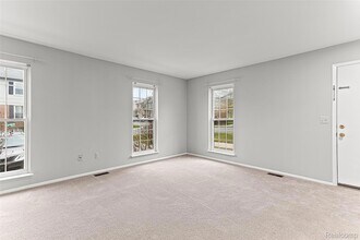 3374 Burbank Dr, Unit 349 in Ann Arbor, MI - Foto de edificio - Building Photo