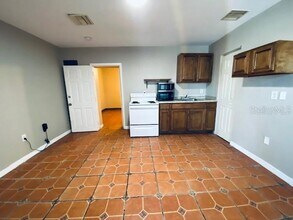 9718 N Nebraska Ave in Tampa, FL - Building Photo - Building Photo