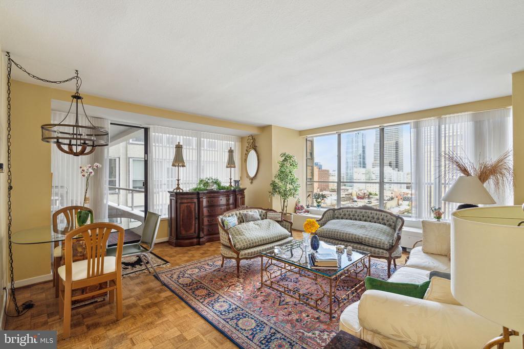 224-30 W Rittenhouse Square in Philadelphia, PA - Building Photo