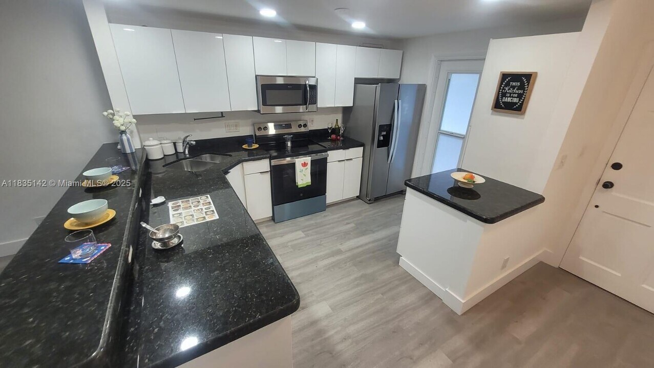 1100 Pine Dr in Pompano Beach, FL - Building Photo
