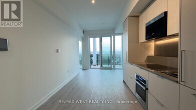 1 Fairview Rd E in Mississauga, ON - Building Photo - Building Photo