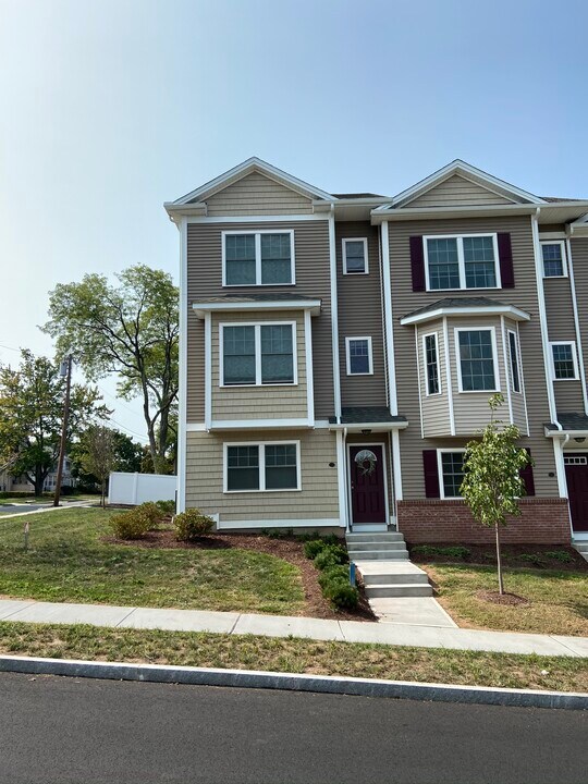 35 Ringgold St in West Hartford, CT - Building Photo