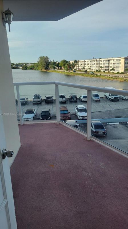 1351 NE Miami Gardens Dr in Miami, FL - Foto de edificio - Building Photo