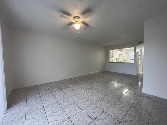 842 NE 209th St in Miami, FL - Building Photo - Building Photo