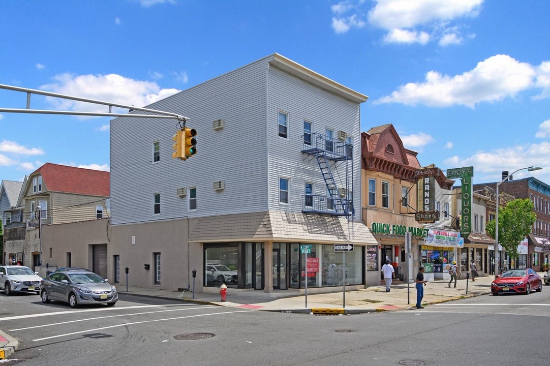 494 Avenue C in Bayonne, NJ - Foto de edificio