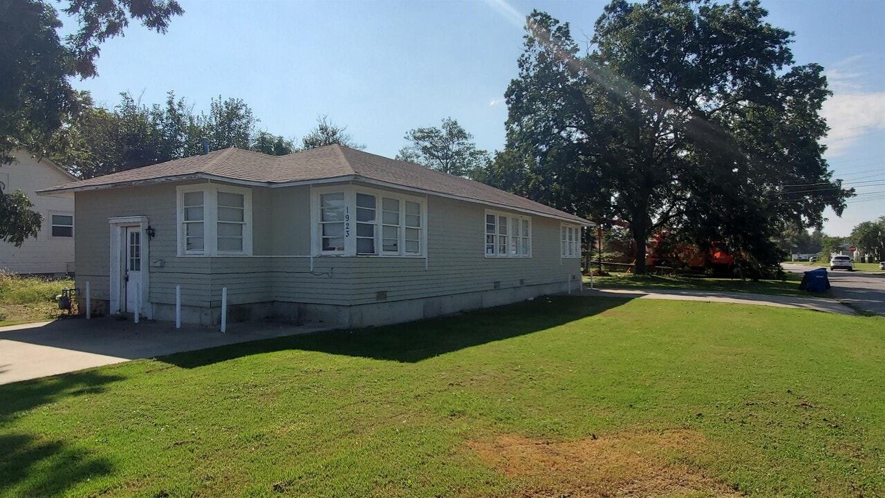 1923 W Elm Ave in Enid, OK - Foto de edificio