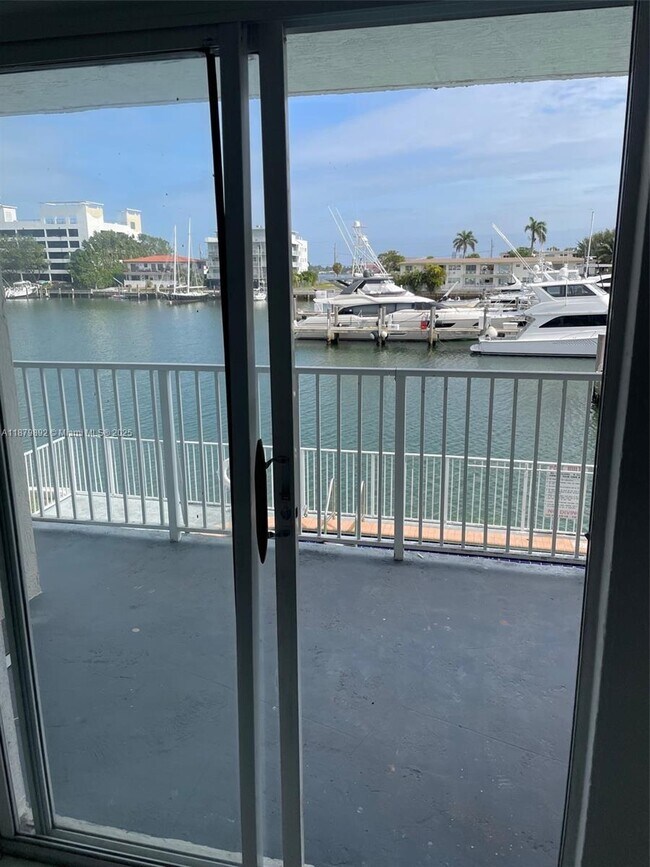 7917 West Dr in North Bay Village, FL - Building Photo - Building Photo